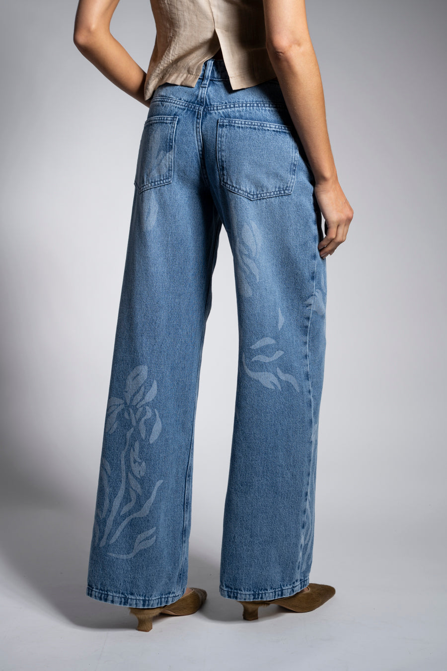 JEANS MUJER WIDE LEG TIRO BAJO JOSEFA flores