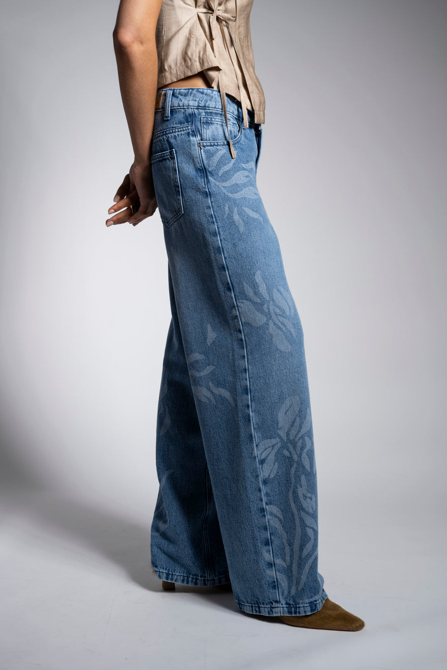 JEANS MUJER WIDE LEG TIRO BAJO JOSEFA flores