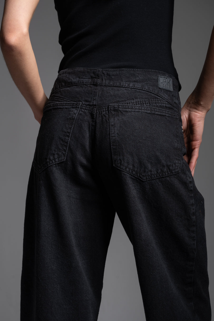 JEANS WIDE LEG TIRO BAJO LUCIANA negro