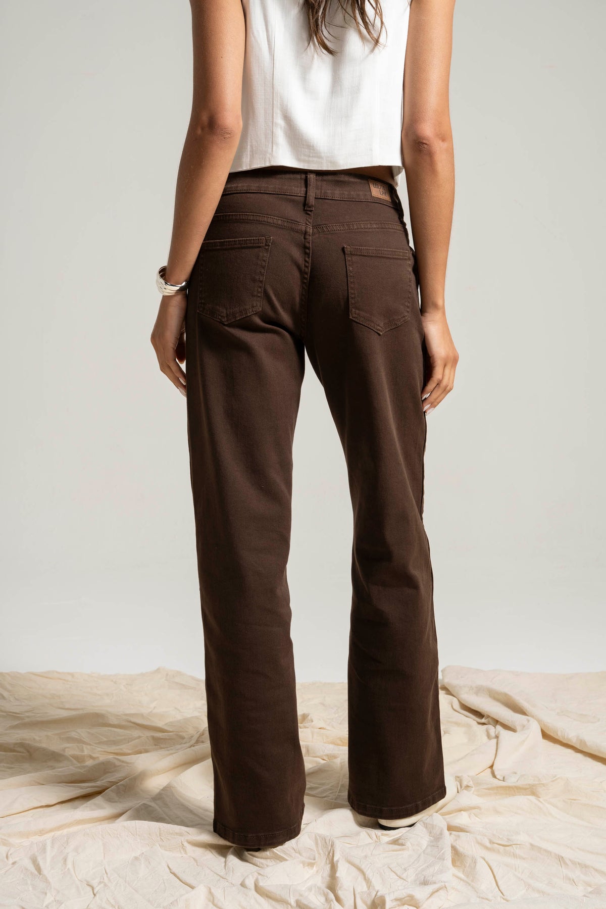 JEANS MUJER ZENDA RECTO TIRO MEDIO chocolate