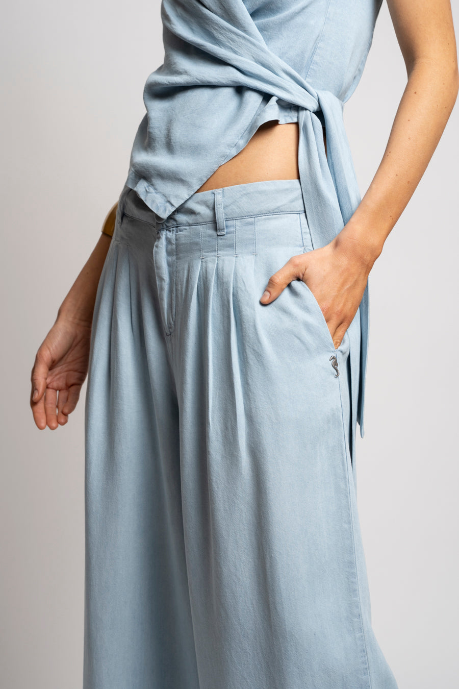 PANTALÓN SUVI celeste
