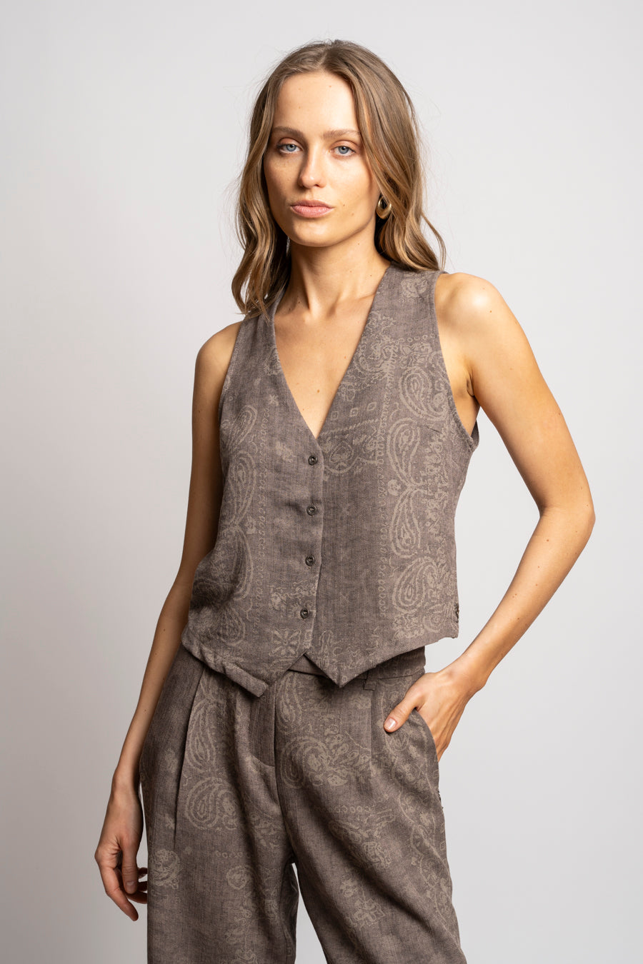 VEST MIKA café