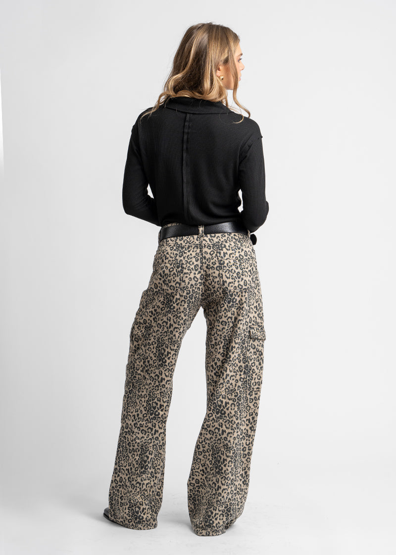 JEANS CARGO TIRO ALTO JUANA animal print