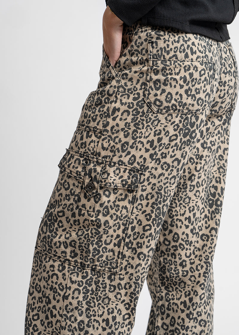 JEANS CARGO TIRO ALTO JUANA animal print