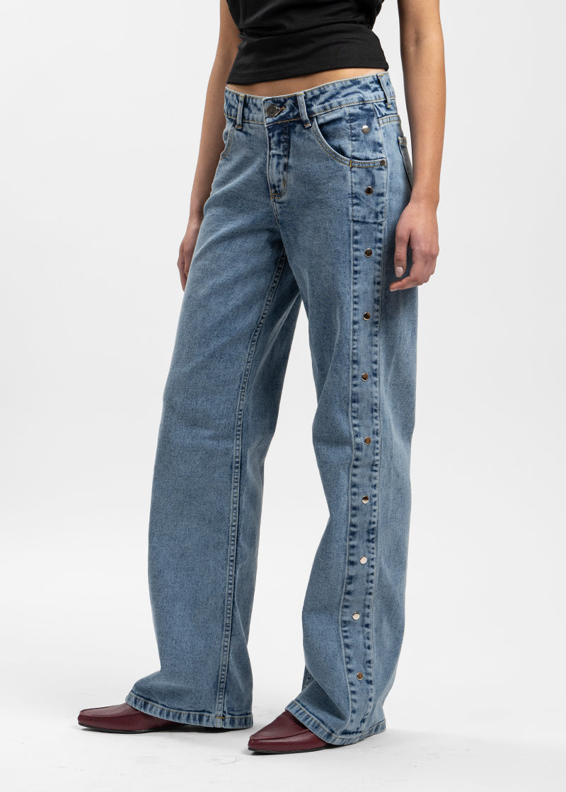 JEANS ZENDA tachas celeste