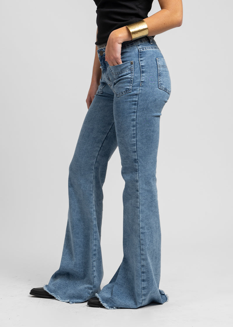 JEANS FLARE TIRO MEDIO ADA azul