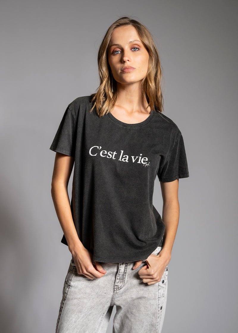 POLERA CEST LA VIE grafito