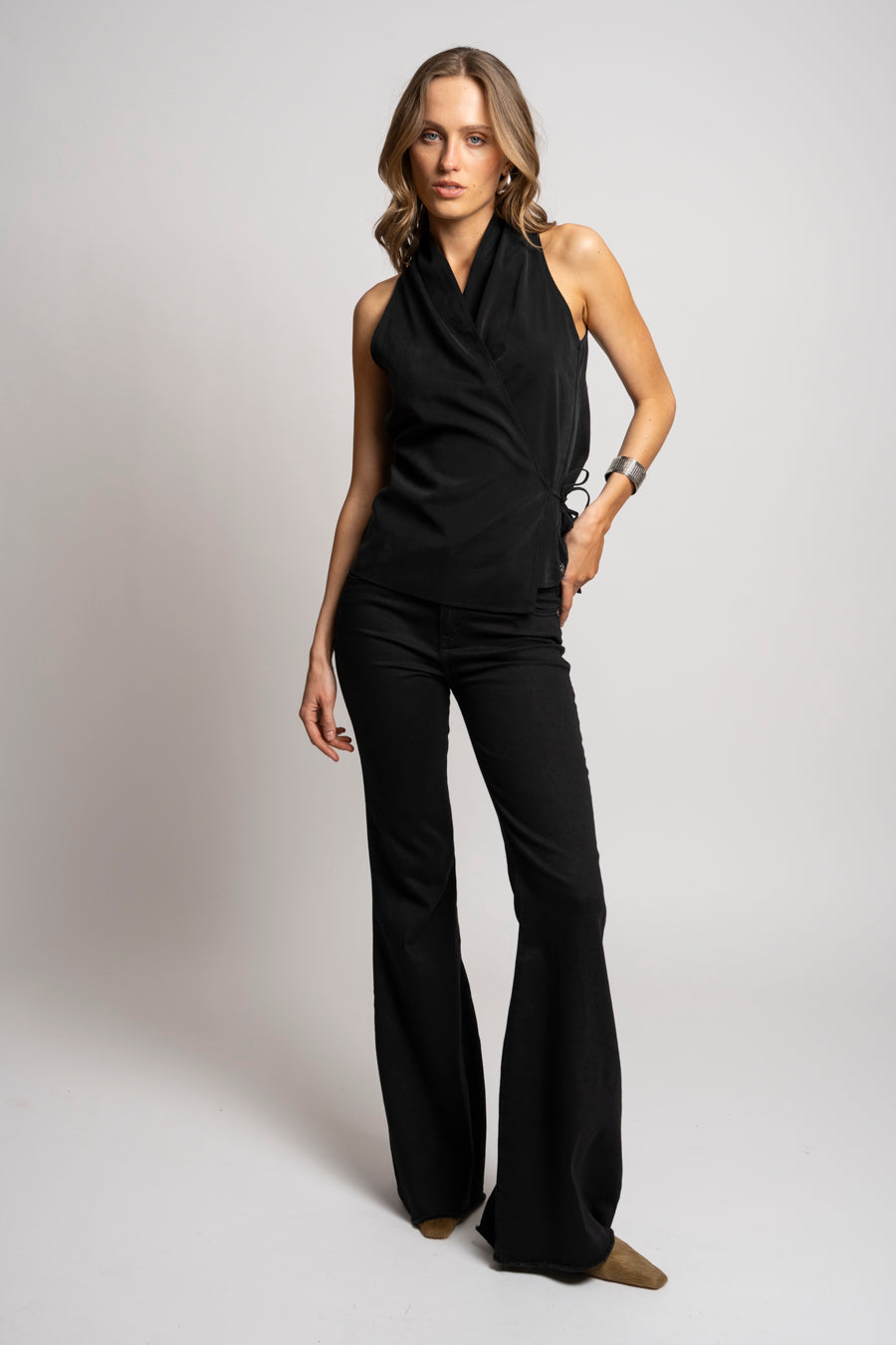 JEANS FLARE TIRO MEDIO NORA negro