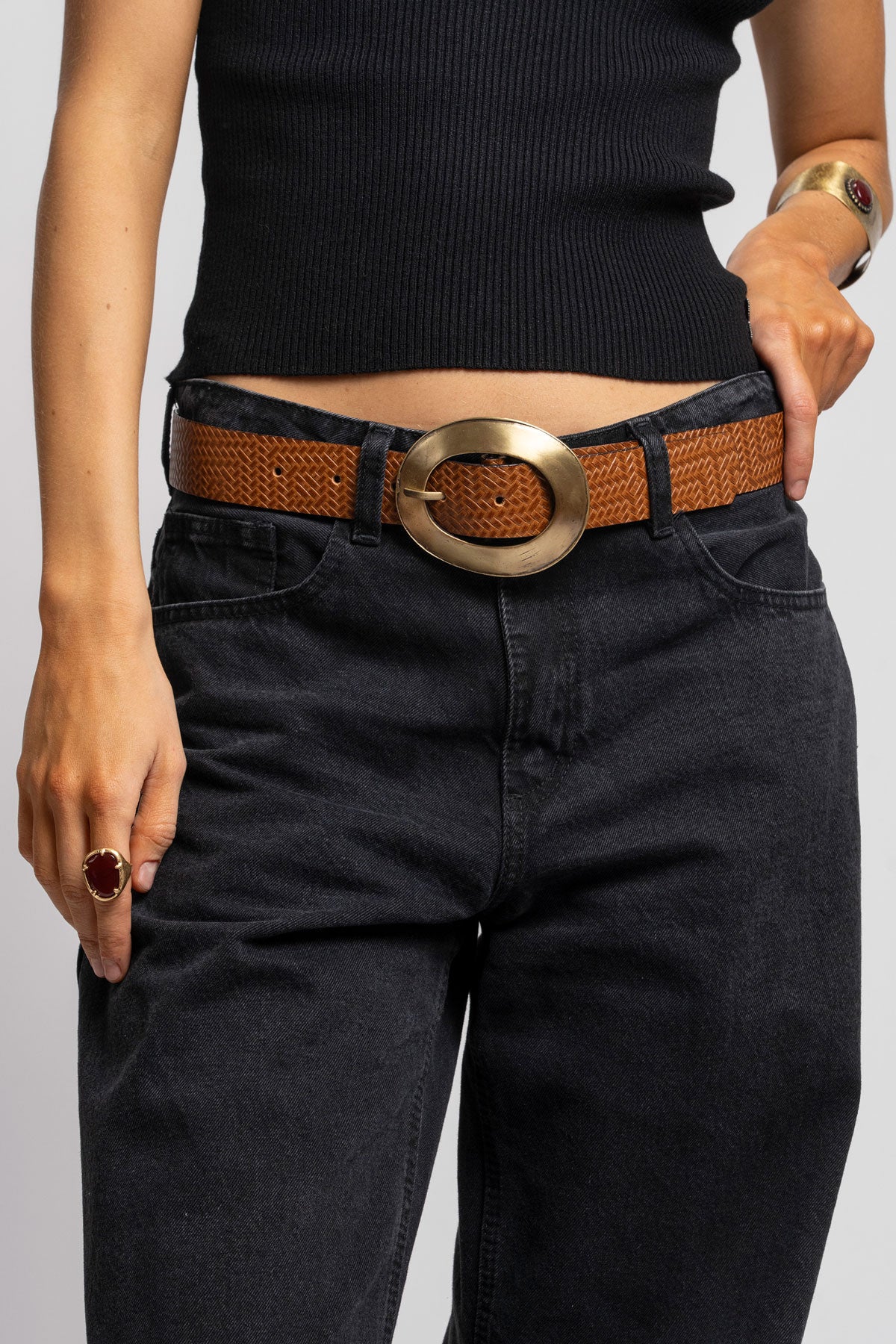 CINTURÓN CUERO OVION café tipo mimbre