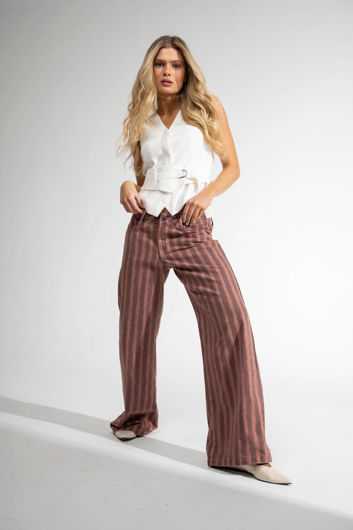 JEANS MUJER JOSEFA WID LEG TIRO BAJO LÍNEAS  burdeo