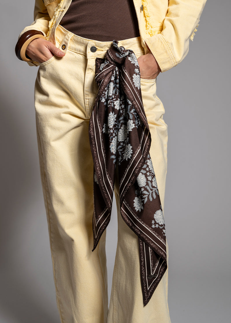 PAÑUELO FLORES café