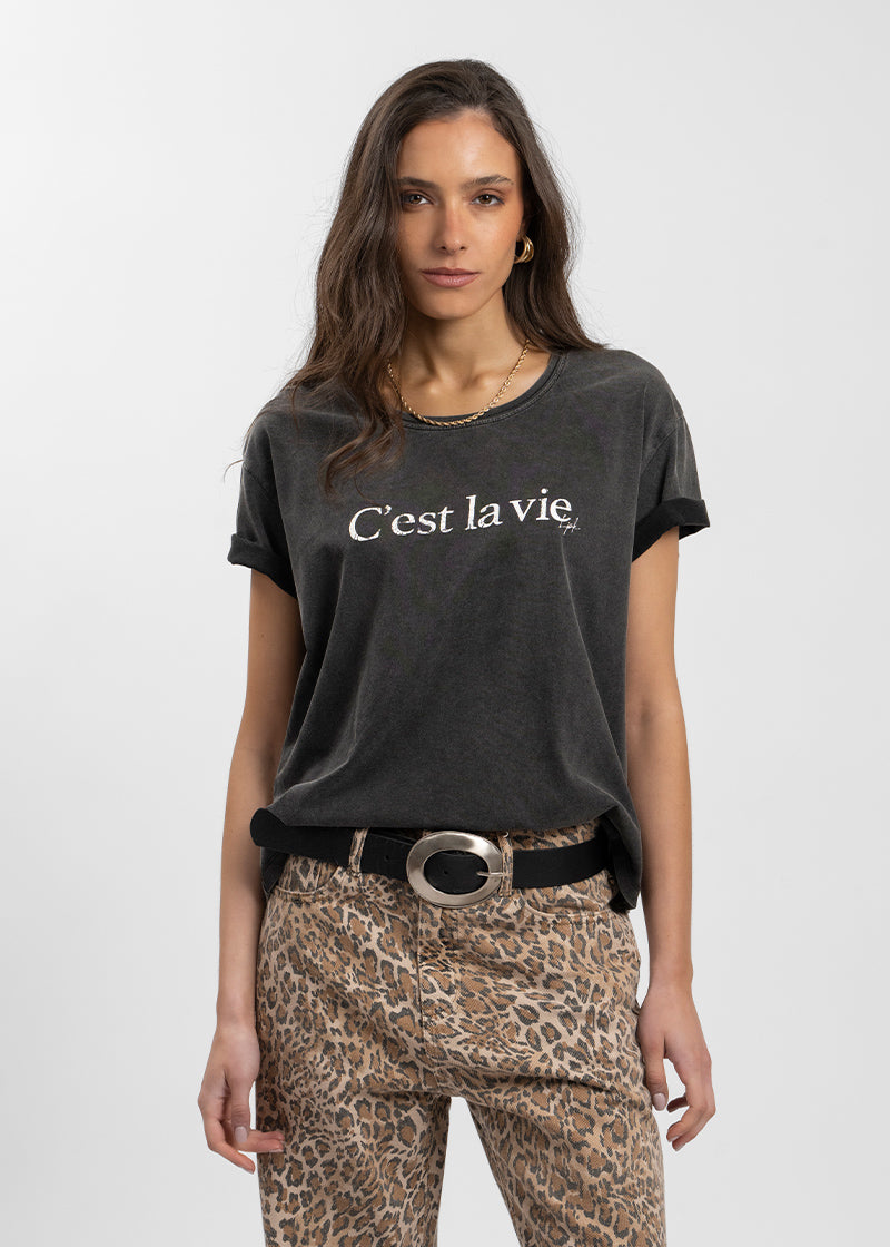 POLERA CEST LA VIE grafito